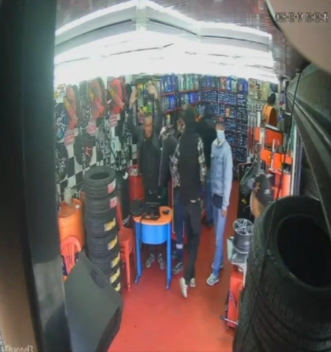 Los ladrones se llevaron primero el dinero que el comerciante tenía destinado para un pago y después vaciaron la caja del local - crédito Captura de video