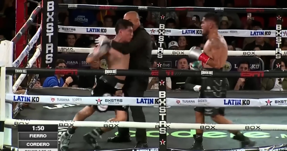 O ataque de um boxeador no combate completo ao mundo: ele tem que acertar seu oponente O ataque de um boxeador no combate completo ao mundo: ele tem que acertar seu oponente