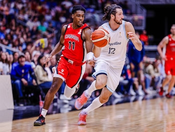 Leandro Bolmaro sube la pelota durante el duelo frente a Canadá. Argentina perdió 97-92 en la ventana FIBA rumbo al Mundial 2027 (Prensa CAB)