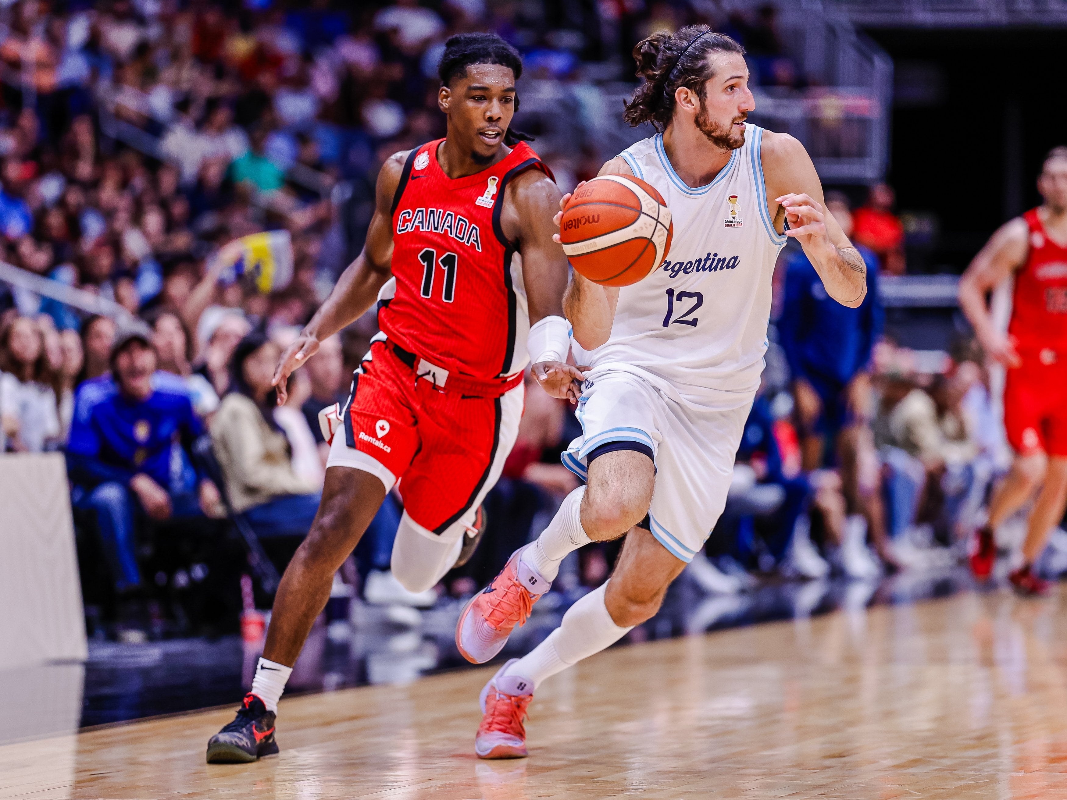 Leandro Bolmaro sube la pelota durante el duelo frente a Canadá. Argentina perdió 97-92 en la ventana FIBA rumbo al Mundial 2027 (Prensa CAB)