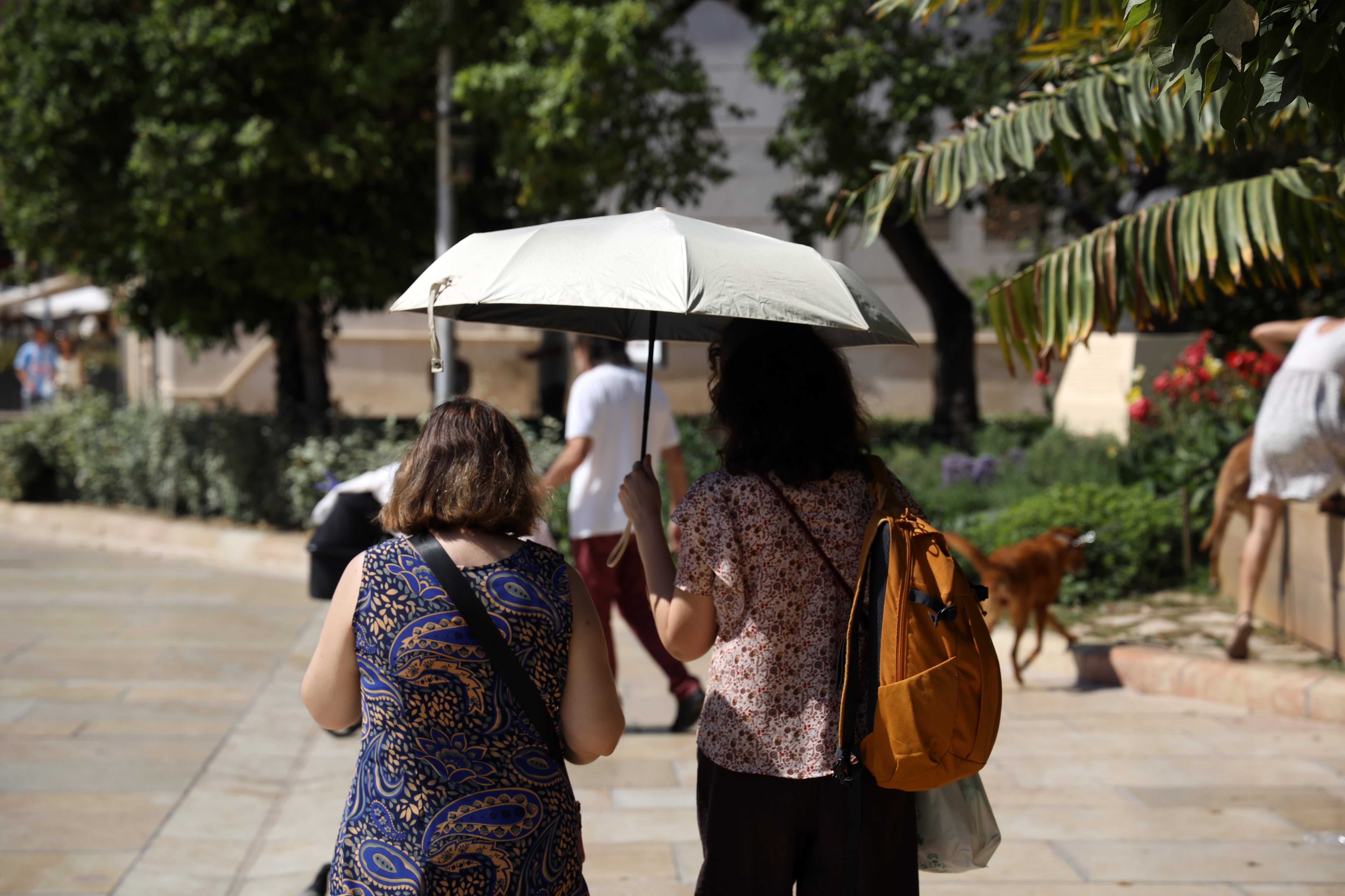 Vecinos y visitantes de Málaga bajo los efectos de la segunda ola de calor. (Álex Zea/Europa Press)