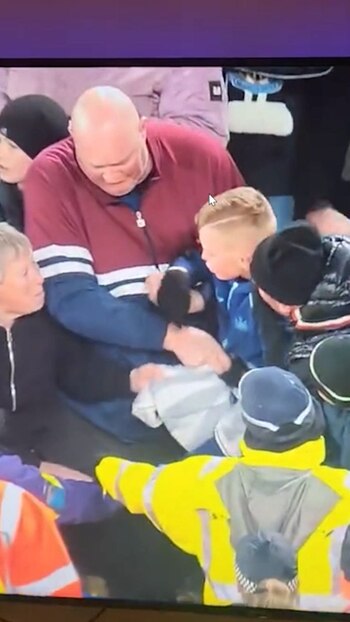La pelea menos esperada: una abuela y un niño lucharon por una camiseta del Newcastle