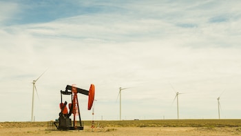 Extracción convencional y parque eólico