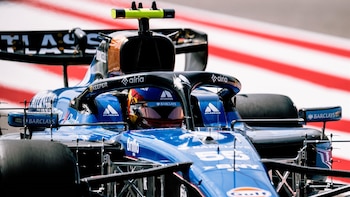 Sainz suma kilómetros y Alonso