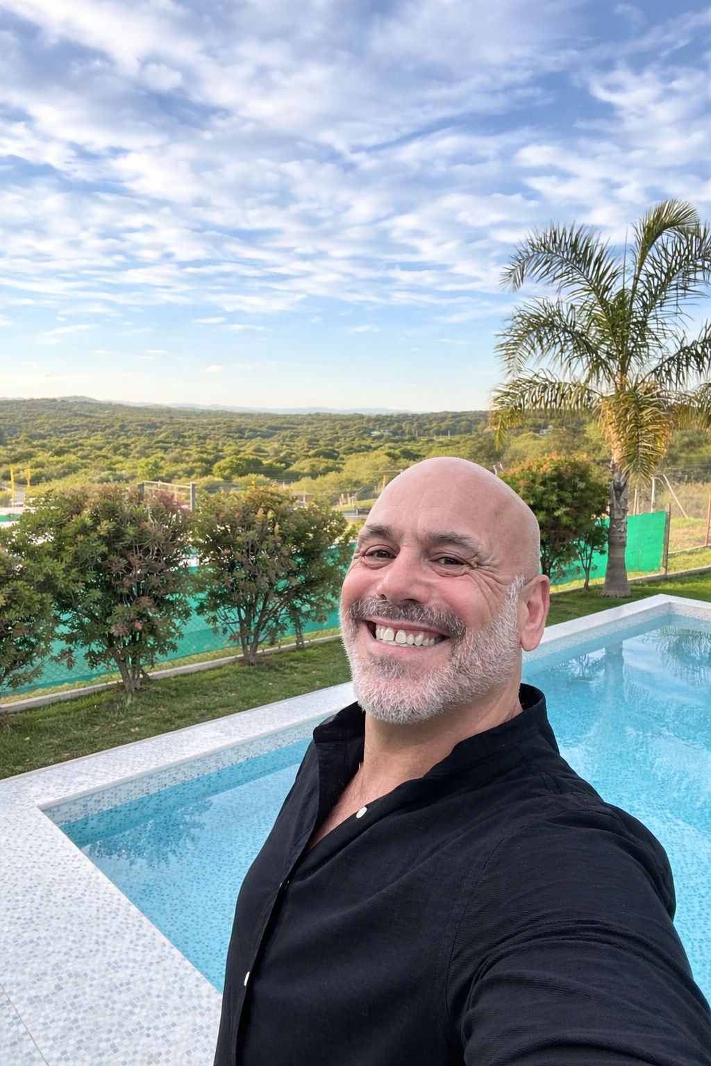 Bicho Gómez en la casa que alquiló para pasar la temporada en Villa Carlos Paz junto a su esposa Verónica y su hija más pequeña, Renata