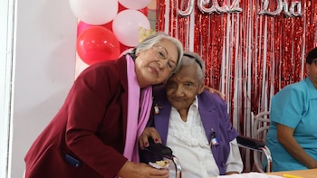 “Pido a los hijos que no se olviden de una”: el conmovedor pedido de adulta mayor del Hogar Canevaro durante homenaje por el Día de la Madre