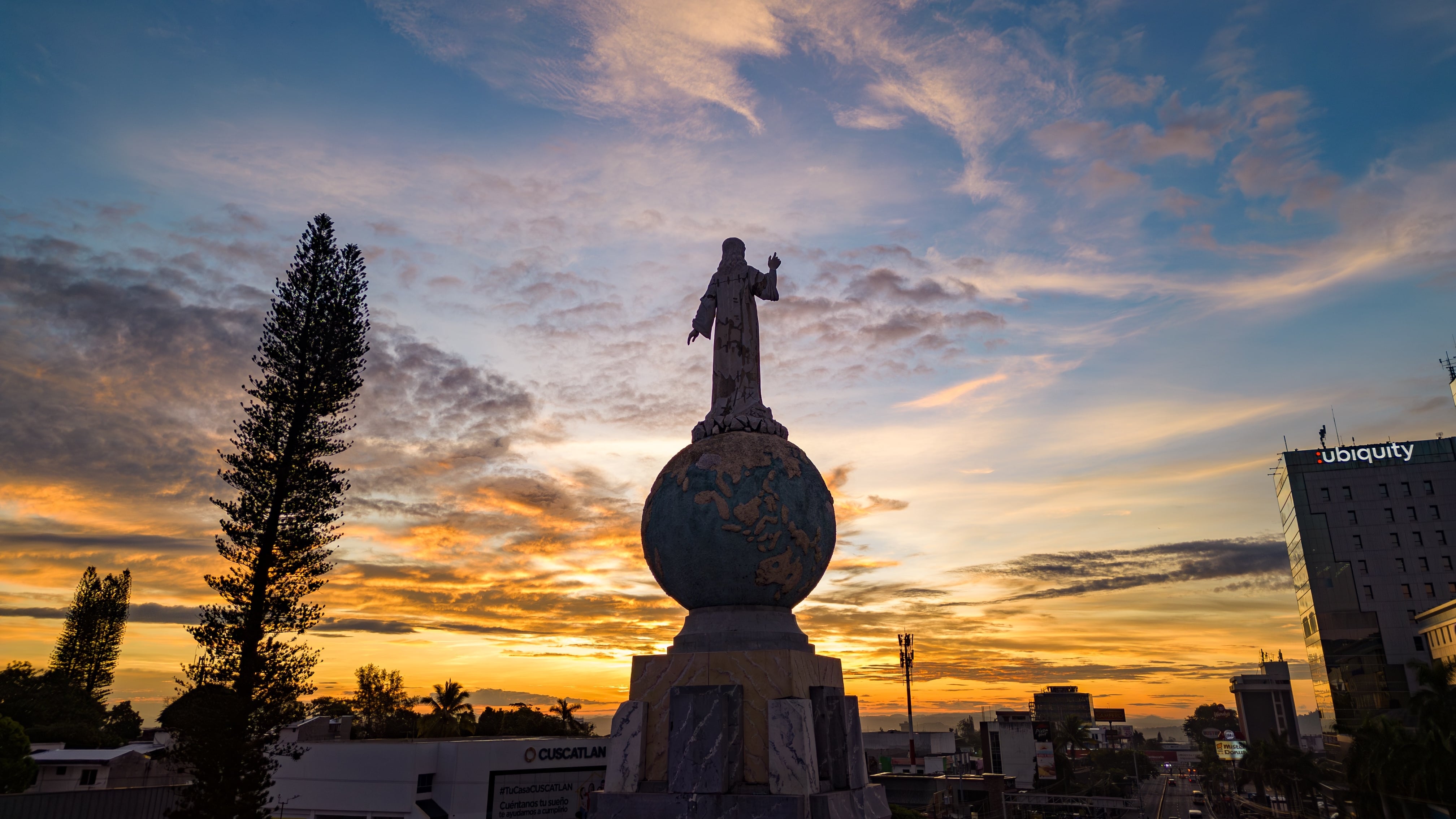 Monumento al Salvador del Mundo, un ícono en la capital de El Salvador, donde se concentra el comercio del país. (Foto cortesía El Salvador)