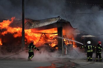 Los bomberos trabajan en el