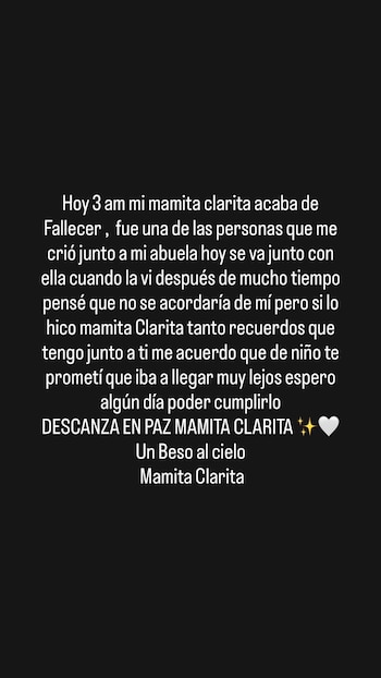 Texto blanco sobre fondo negro con el mensaje personal que comunica el fallecimiento de “mamita Clarita”, incluyendo recuerdos y despedida
