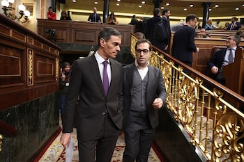 El presidente del Gobierno, Pedro Sánchez (i), y el ministro de Economía y Comercio, Carlos Cuerpo (d).
(Eduardo Parra - Europa Press)