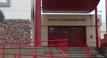 El frente de la escuela