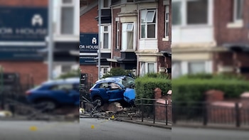 Reino Unido: un auto se incrustó en una vivienda de Sunderland y dejó a un joven en estado crítico