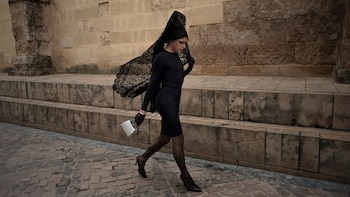 Carlos Carvento camina montado por