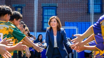 Kathy Hochul lanza NY Kicks, un plan para financiar canchas de fútbol en comunidades vulnerables de Nueva York