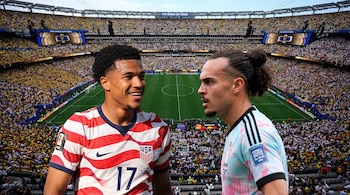 Dos jugadores de fútbol, de Estados Unidos y Bélgica, en primer plano. Estadio de fútbol con público y pantallas que muestran 'FIFA World Cup 2026'.