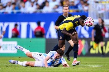 Drew Fischer dirigió solo una vez a la Argentina. Fue en un amistoso con Ecuador en 2024 (Foto Daniel Bartel-USA TODAY Sports)