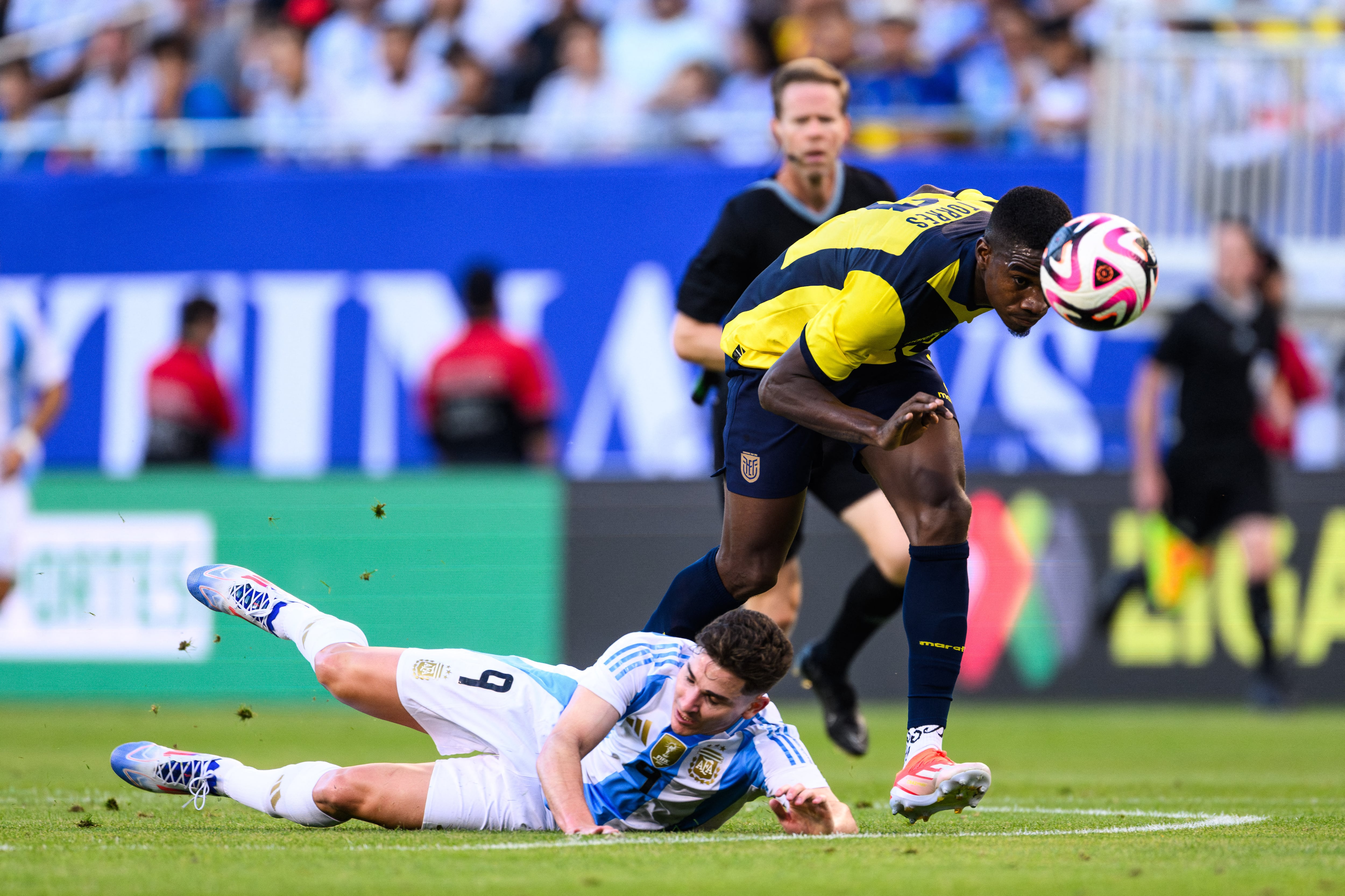 Drew Fischer dirigió solo una vez a la Argentina. Fue en un amistoso con Ecuador en 2024 (Foto Daniel Bartel-USA TODAY Sports)