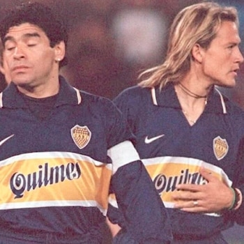 Hernández junto a Diego Maradona