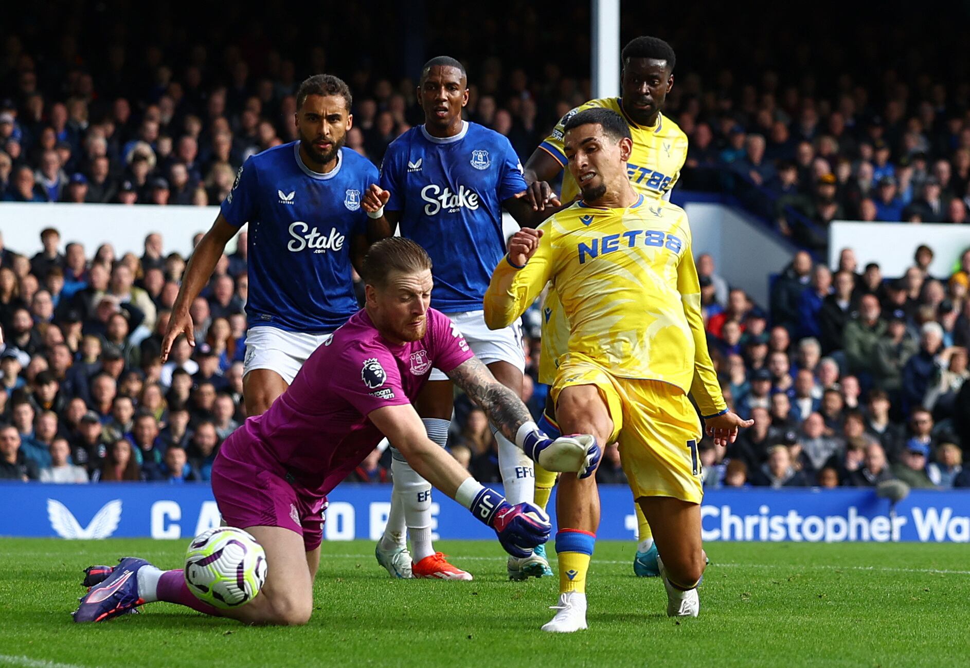 Daniel Muñoz ha disputado en la presente campaña ocho partidoa con el Crystal Palace en todas las competiciones - crédito Molly Darlington/REUTERS