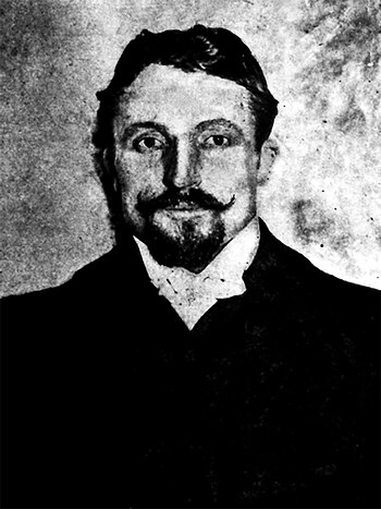 Dubois era un hombre bajo,