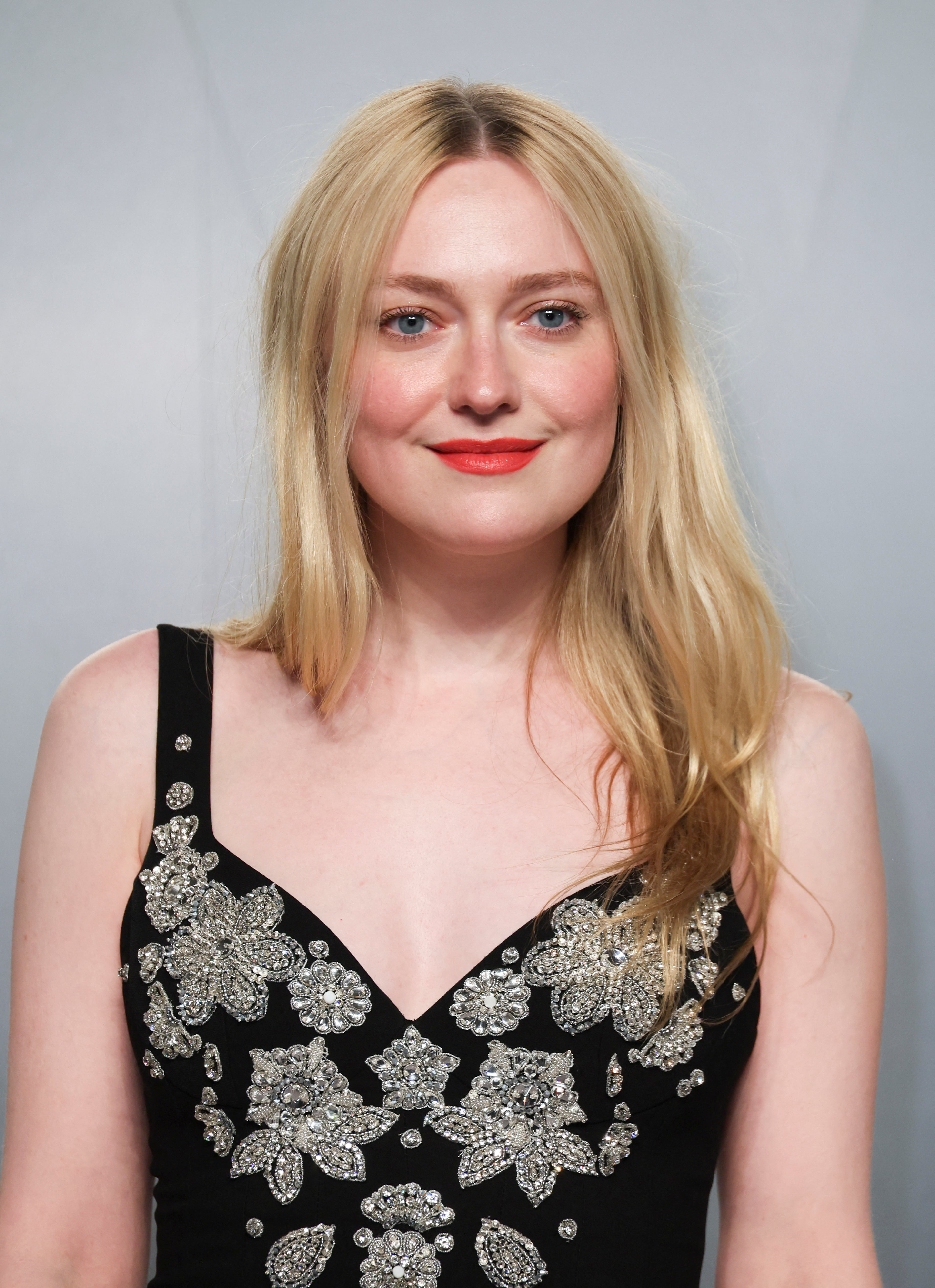 El rodaje de The Sun Never Sets aprovechó el sol de medianoche en Alaska e incluyó grabaciones en Whittier, una de las localizaciones más inusuales de la carrera de Dakota Fanning (REUTERS/Danny Moloshok)