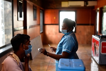 Una enfermera prepara una dosis de la vacuna anti covid-19 en en un centro de vacunación deChennai, India. EFE/EPA/IDREES MOHAMMED