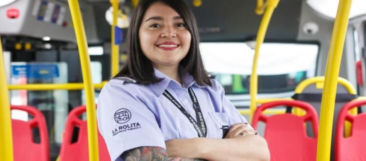 Después de cada reporte, los conductores reciben un acompañamiento pedagógico en el que se revisan las grabaciones captadas por las cámaras para analizar el comportamiento detectado|Foto vía: bogota.gov.co