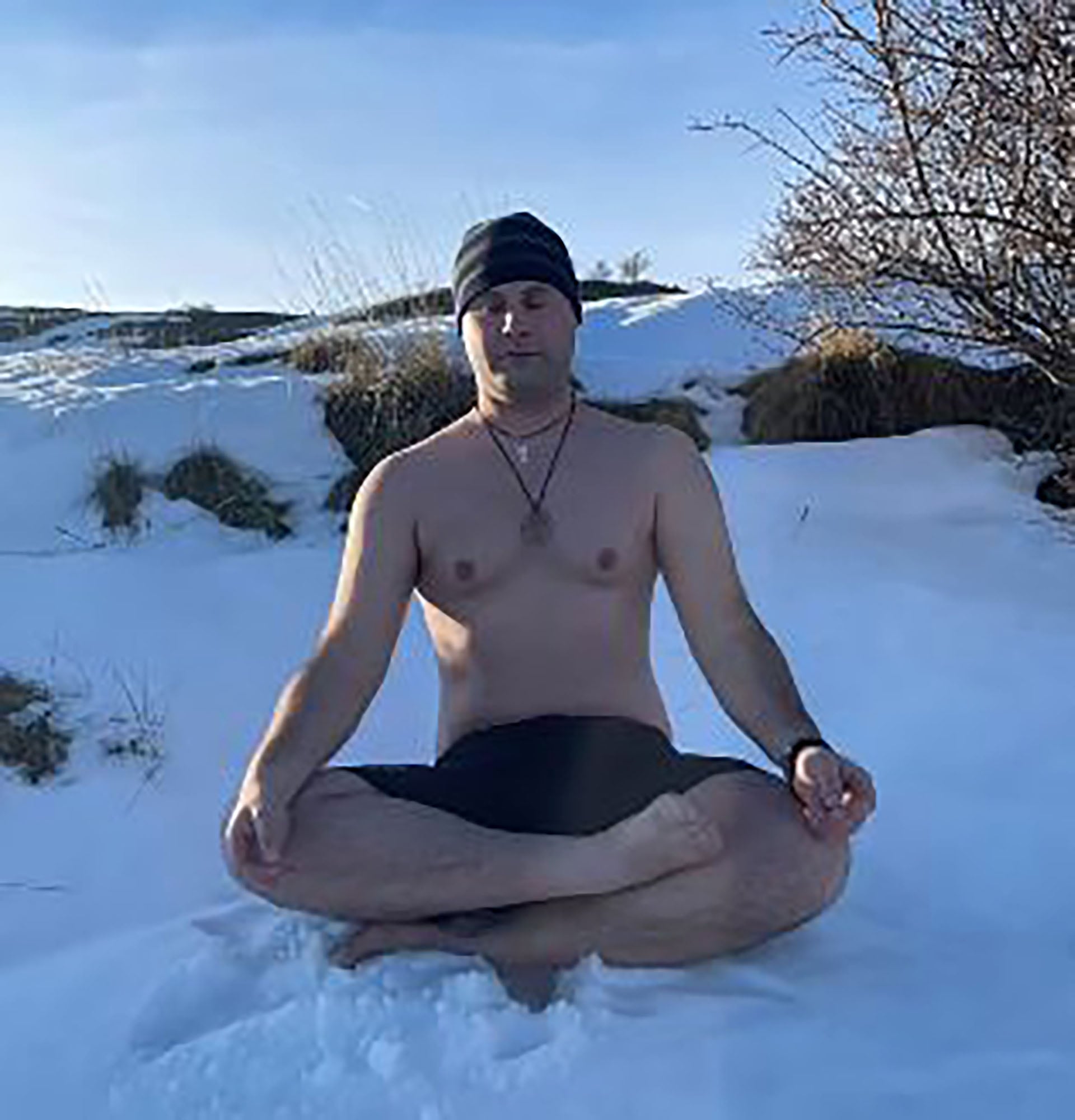 Zeno Stizzoli, conocido como 'el hombre bajo cero', conquista popularidad por caminar descalzo y sin camiseta sobre la nieve