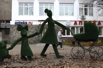 Una mujer de edad avanzada camina frente a una farmacia en Shelejov, el jueves 8 de octubre de 2026, a las afueras de Irkutsk, Rusia (AP)