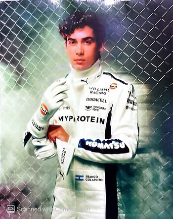 Con el traje que utiliza