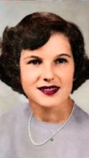 Retrato de busto de una mujer de cabello corto oscuro, labial oscuro y collar delgado sobre un fondo claro