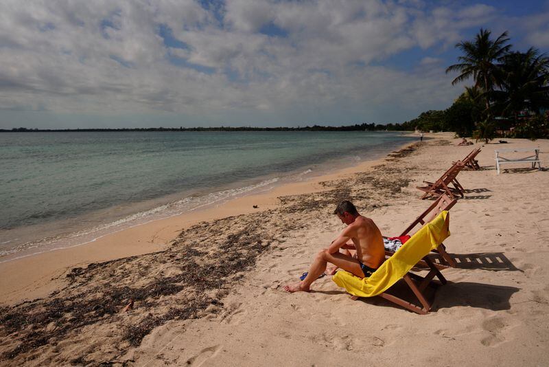 Imagen de archivo de un turista tomando sol en Playa Larga, Cuba (REUTERS/Alexandre Meneghini)