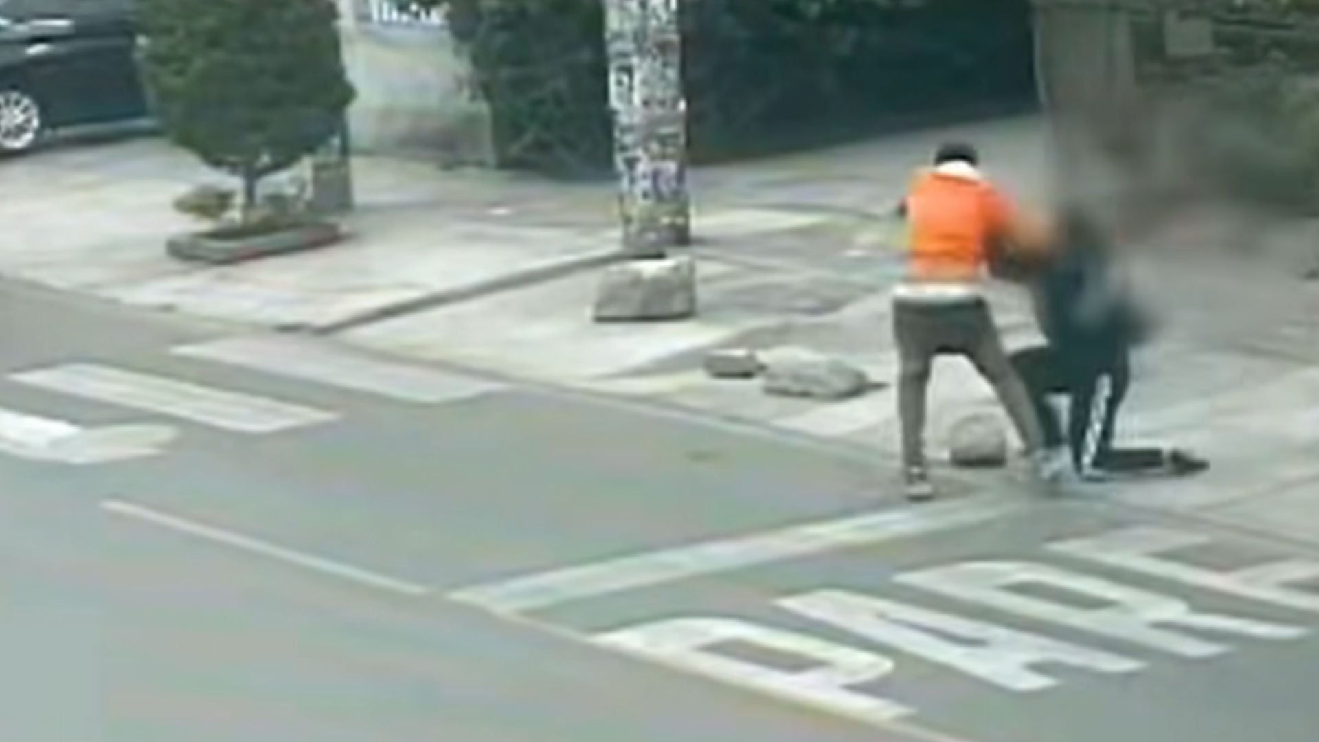 Una joven forcejeó con un delincuente para evitar que le robara el celular en San Juan de Miraflores; durante el enfrentamiento, cayó al suelo y volvió a enfrentarlo - Créditos: Captura de pantalla de Latina.