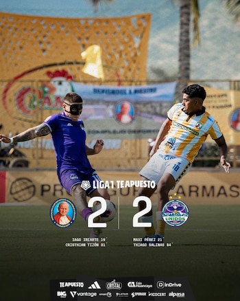 Dos futbolistas en cancha, uno de morado con máscara, otro con camiseta a rayas amarillas y blancas. Una gráfica superpuesta muestra el resultado 2-2 y los escudos de ambos equipos