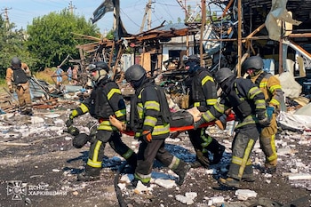 Fuego en el sitio de un ataque aéreo ruso en Pechenihy, región de Kharkiv, que Zelensky calificó de "brutal ataque" contra un cruce muy transitado (Servicio de Emergencias de Ucrania vía AP)