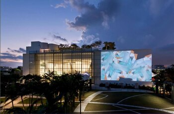Vista del parque SoundScape y el New World Center en Miami Beach.
