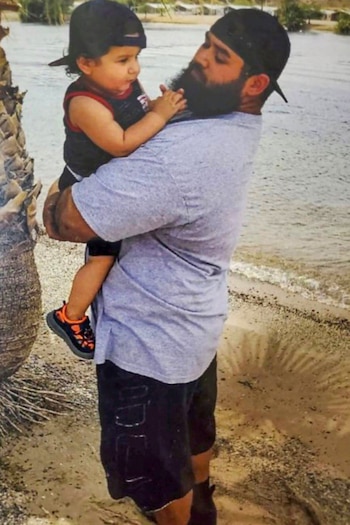 Michael Virgil con su hijo,