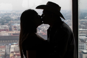 Una pareja se besa en