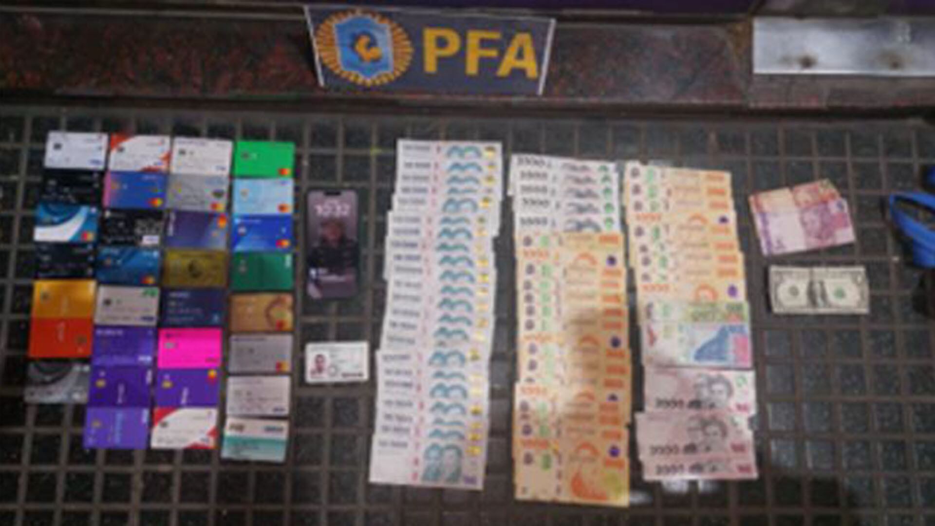 Las más de 30 tarjetas de crédito y débito a su nombre y los más de 250 mil pesos en efectivo que tenía el sospechoso al momento de su detención