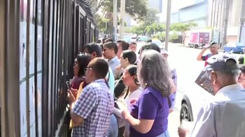 Decenas de peruanos hicieron cola