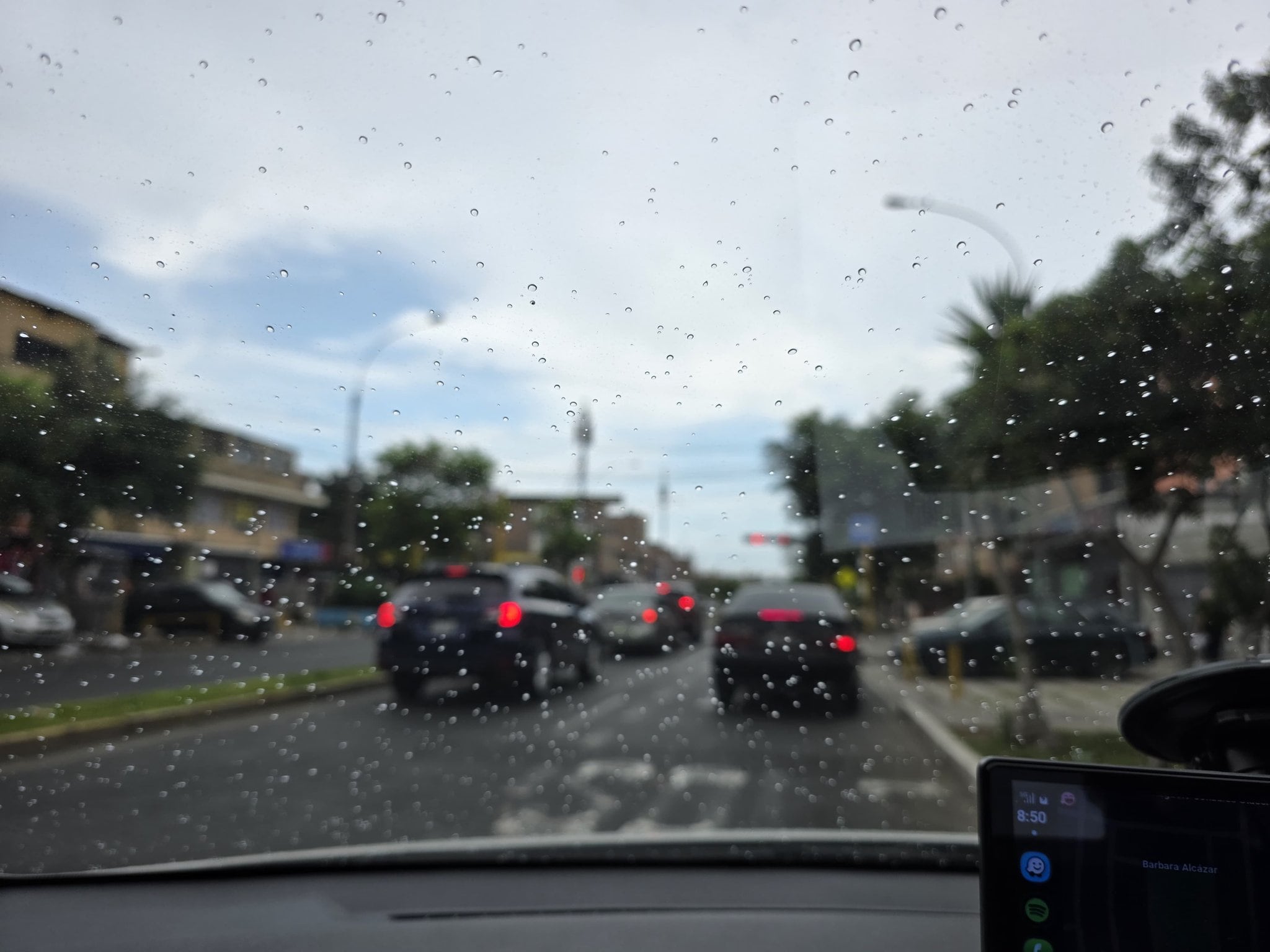 La inusual lluvia de verano sorprendió a distritos como Miraflores, Santiago de Surco y La Molina, alterando la rutina en Lima Metropolitana. (Senamhi)