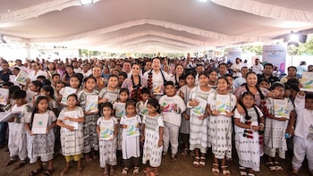 El gobierno federal entrega mobiliario