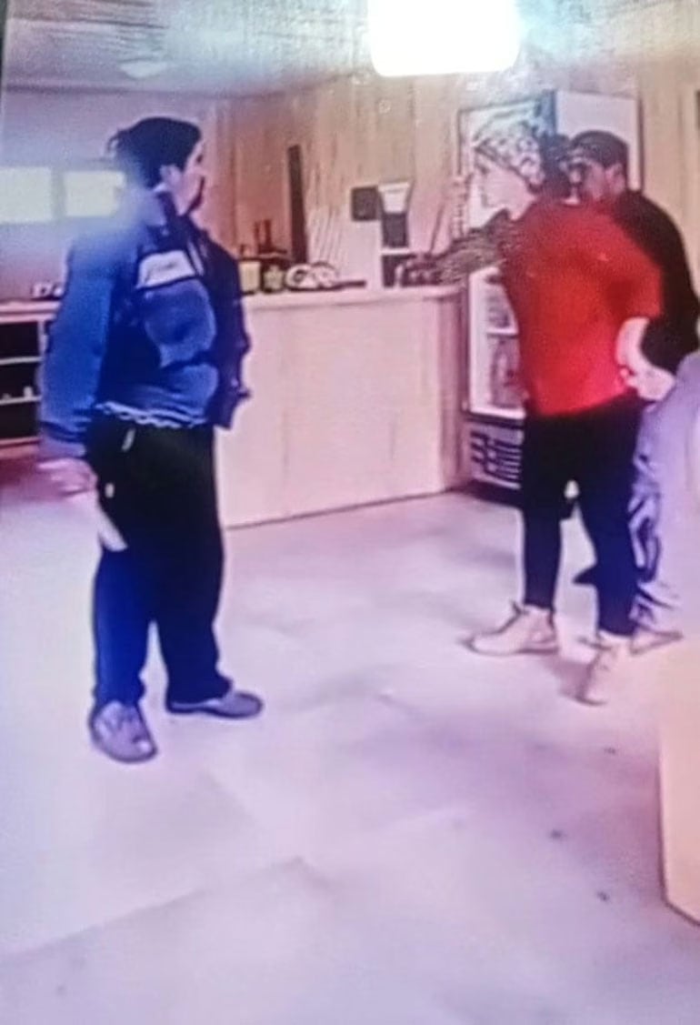 La Fiscalía de Junín de los Andes analiza el video, las cámaras del destacamento y los testimonios, mientras la defensa de Díaz niega el cuchillo aunque él admitió haber blandido un verijero (LM Neuquén)