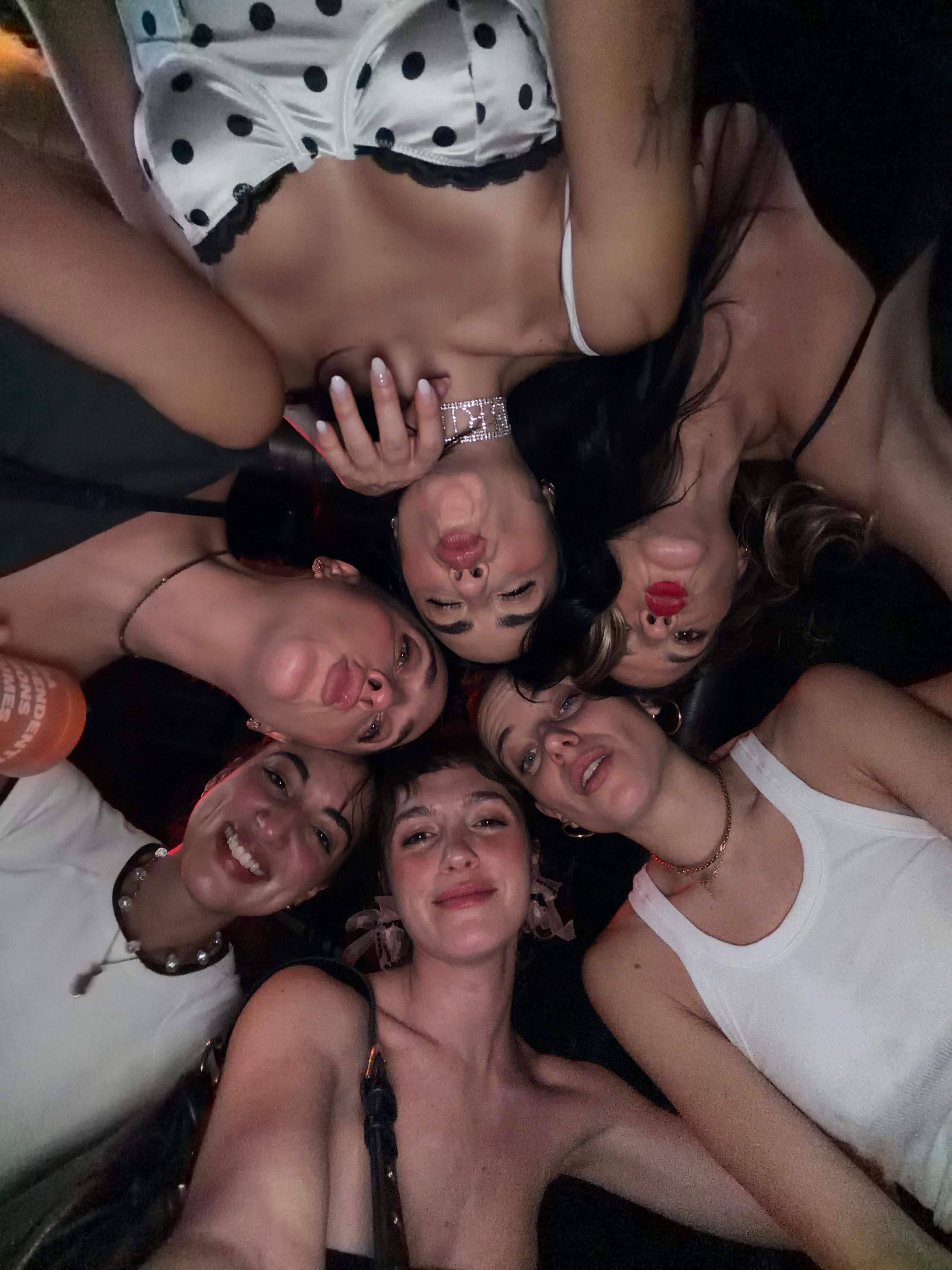 Lali Espósito y sus amigas forman un círculo y miran hacia la cámara en una foto cenital tomada durante la noche de la despedida de soltera