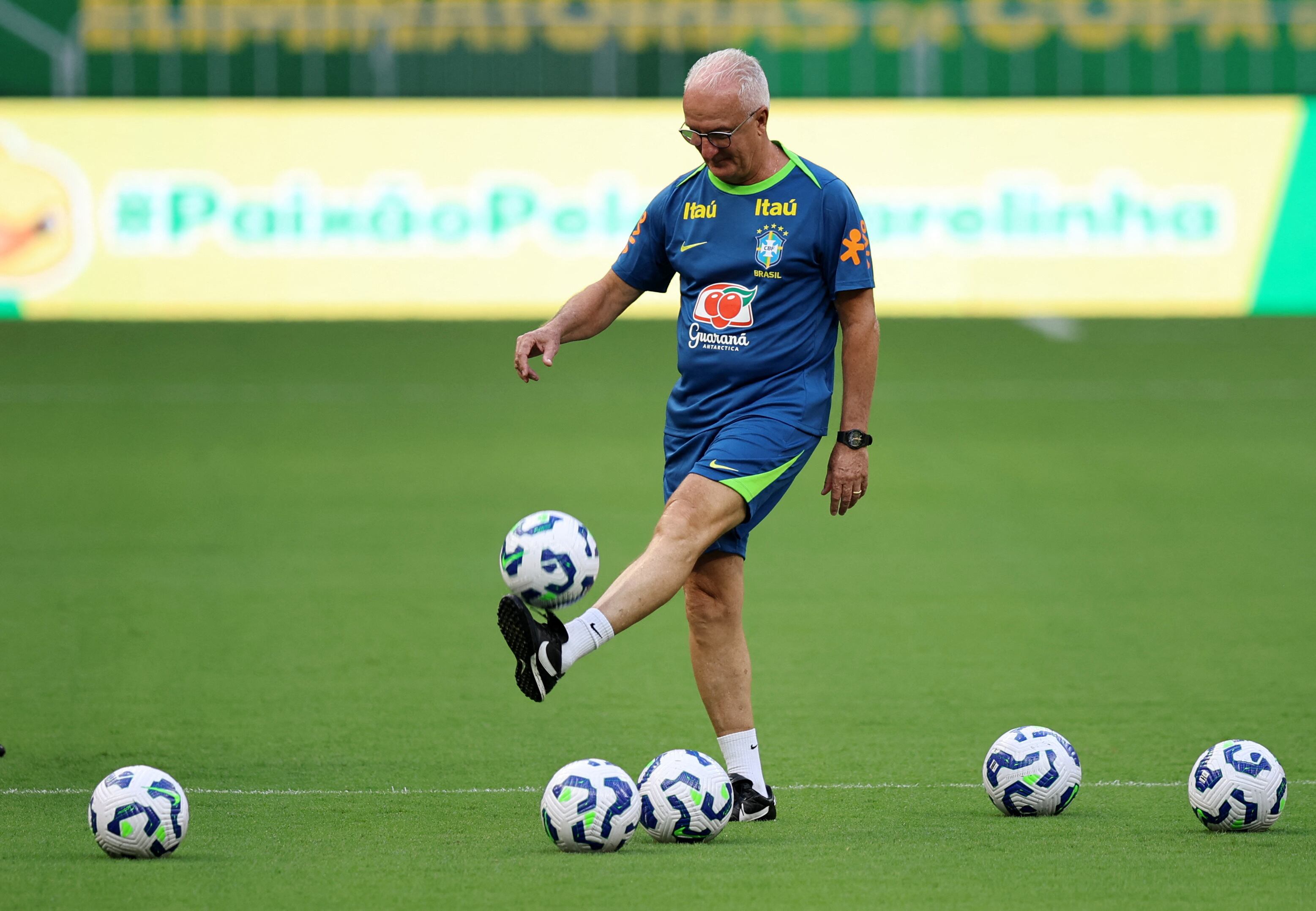 Dorival Júnior muestra respeto hacia la selección Colombia, antes del encuentro contra Brasil - crédito Adriano Machado/REUTERS