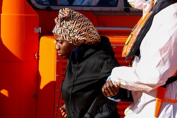Un miembro del equipo de rescate ayuda a un migrante a desembarcar de un barco de la Guardia Costera española, en la isla de Gran Canaria, el 5 de marzo de 2025. (REUTERS/Borja Suárez)