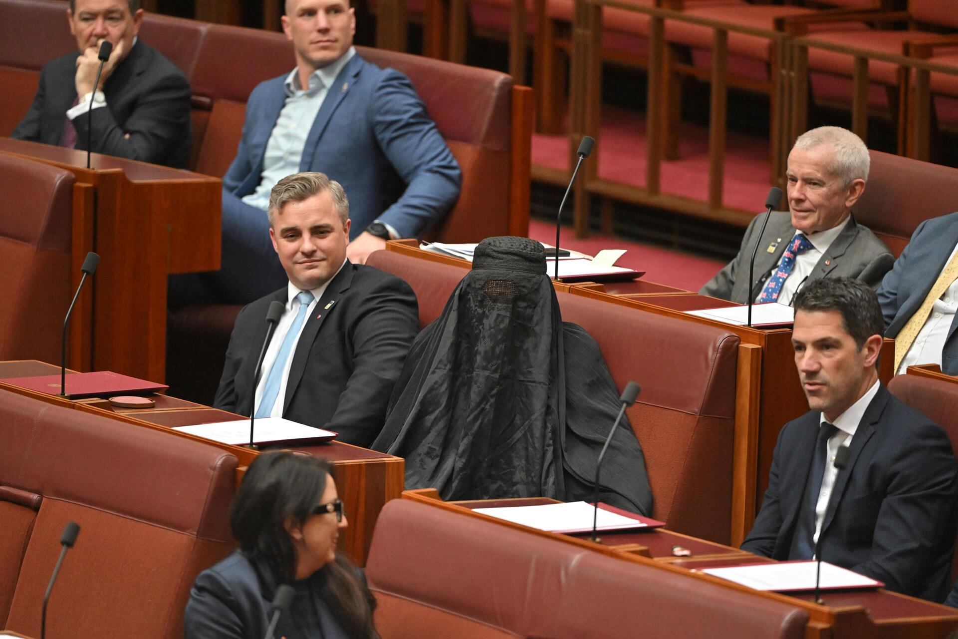 Suspendida en Australia una senadora conservadora por entrar en el Senado con un burka