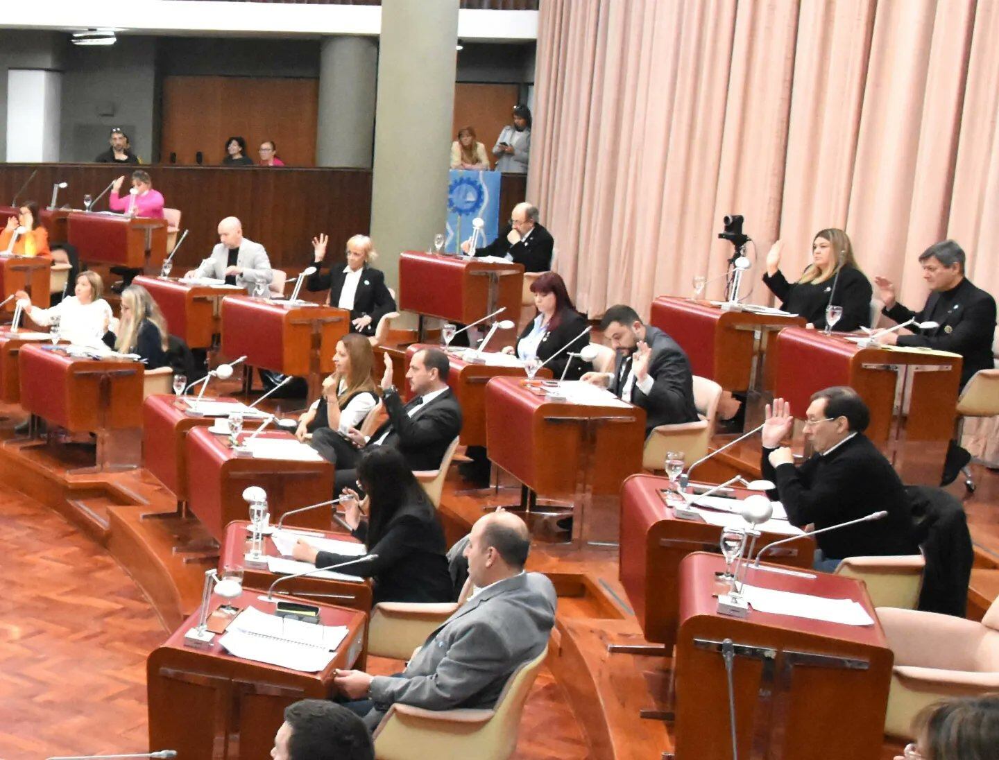 La medida impactará en los tres poderes provinciales y los sindicatos