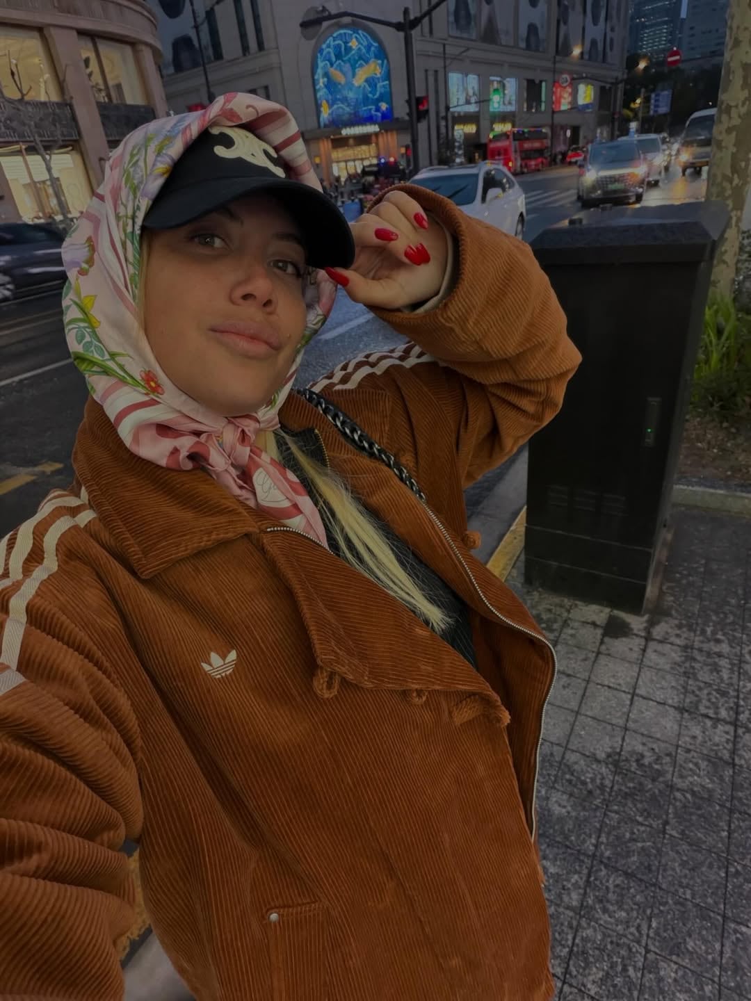 Wanda Nara posa para una selfie en una calle concurrida de Shanghái, luciendo un atuendo casual durante sus vacaciones en China (Instagram)