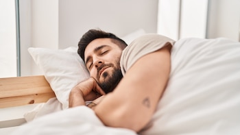 Calcetines en el congelador y otros métodos para dormir fresco sin aire acondicionado: una solución económica para huir del calor por la noche